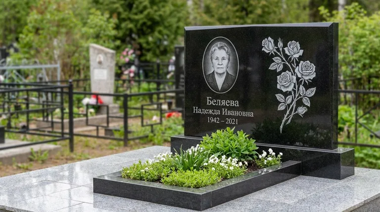 Памятник с гравировкой роз — выполненная работа «Беляева» в Новосибирске