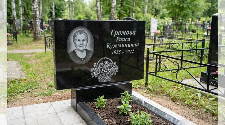 Памятник с гравировкой роз — выполненная работа «Громова» в Новосибирске