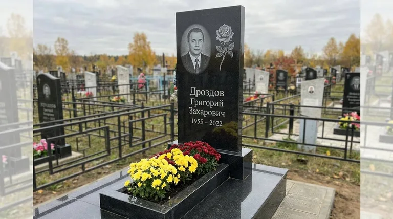 Памятник с гравировкой роз — выполненная работа «Дроздов» в Новосибирске