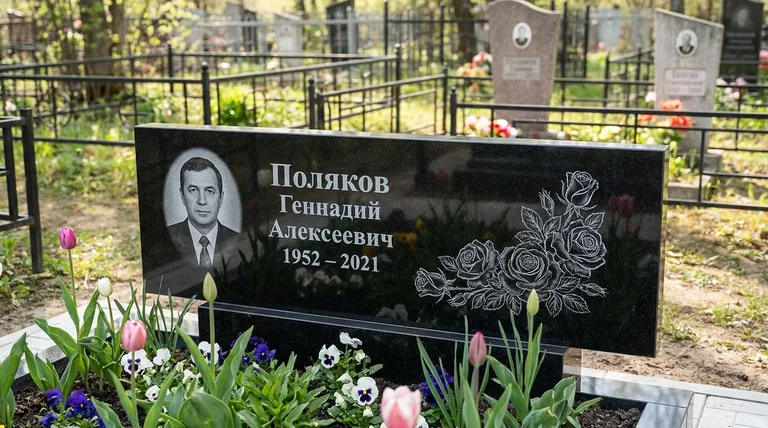 Памятник с гравировкой роз — выполненная работа «Поляков» в Новосибирске