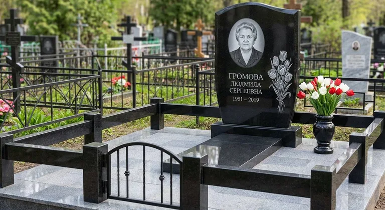 Памятник с гравировкой тюльпанов — выполненная работа «Громова» в Новосибирске