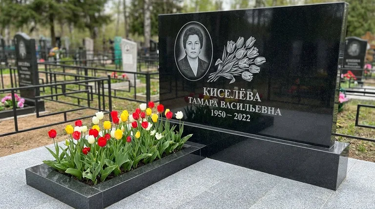 Памятник с гравировкой тюльпанов — выполненная работа «Киселёва» в Новосибирске