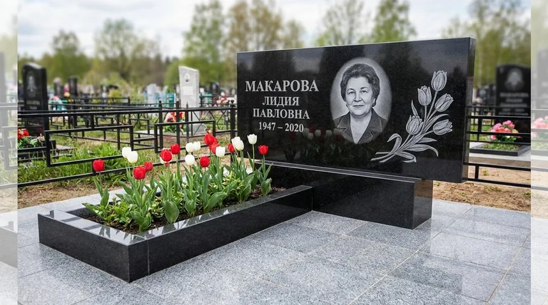 Памятник с гравировкой тюльпанов — выполненная работа «Макарова» в Новосибирске