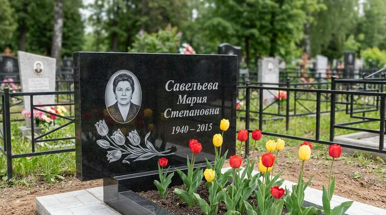 Памятник с гравировкой тюльпанов — выполненная работа «Савельева» в Новосибирске