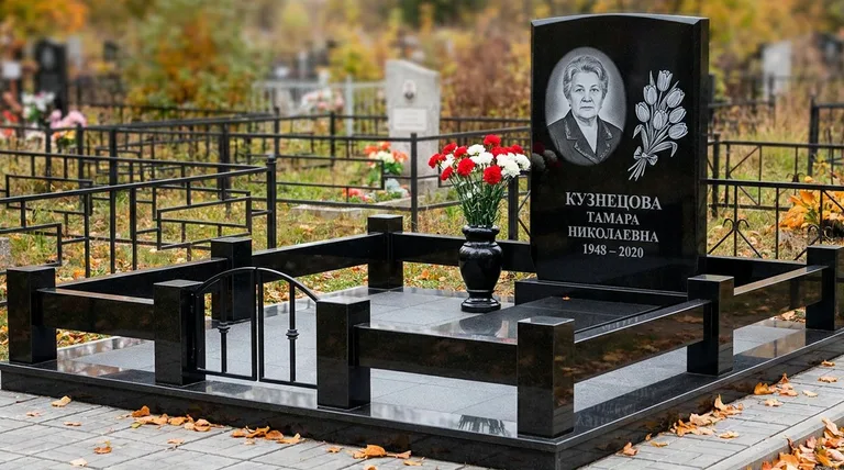 Памятник с гравировкой тюльпанов — выполненная работа «Кузнецова» в Новосибирске