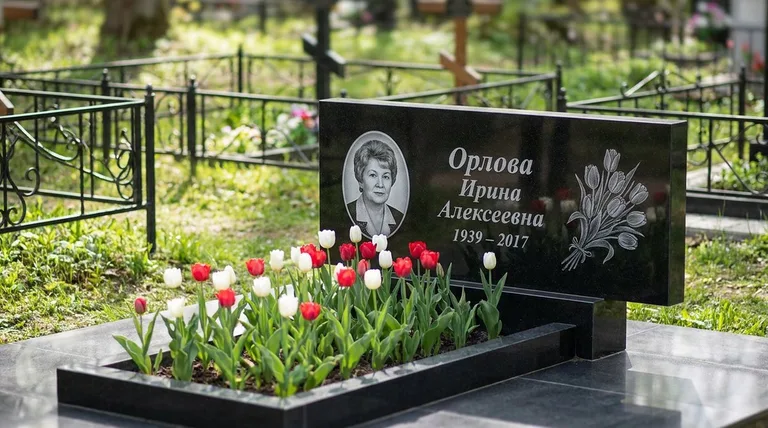 Памятник с гравировкой тюльпанов — выполненная работа «Орлова» в Новосибирске