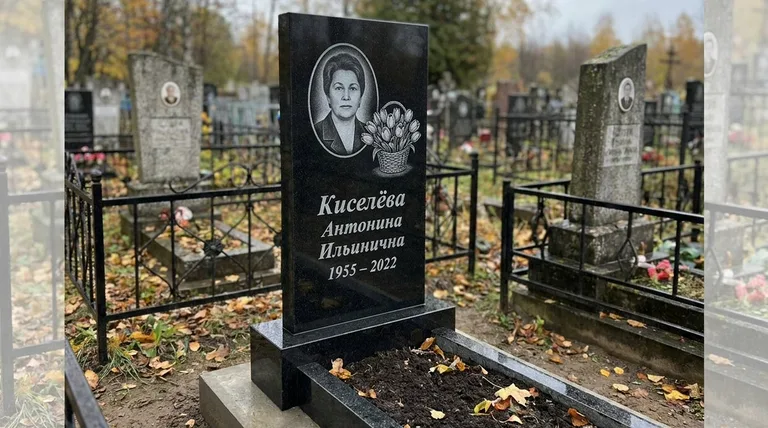 Памятник с гравировкой тюльпанов — выполненная работа «Киселёва» в Новосибирске