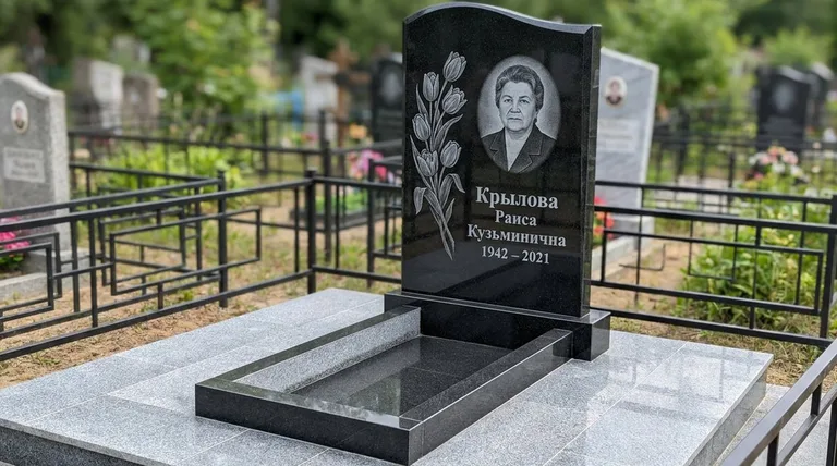 Памятник с гравировкой тюльпанов — выполненная работа «Крылова» в Новосибирске