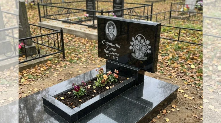 Памятник с гравировкой тюльпанов — выполненная работа «Сорокина» в Новосибирске