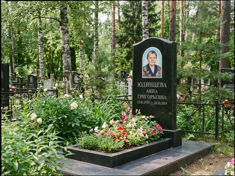 Овальный портрет на памятнике весной в Новосибирске