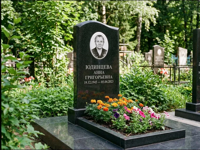Овальный портрет на сером граните — работа «Юдинцева» в Новосибирске