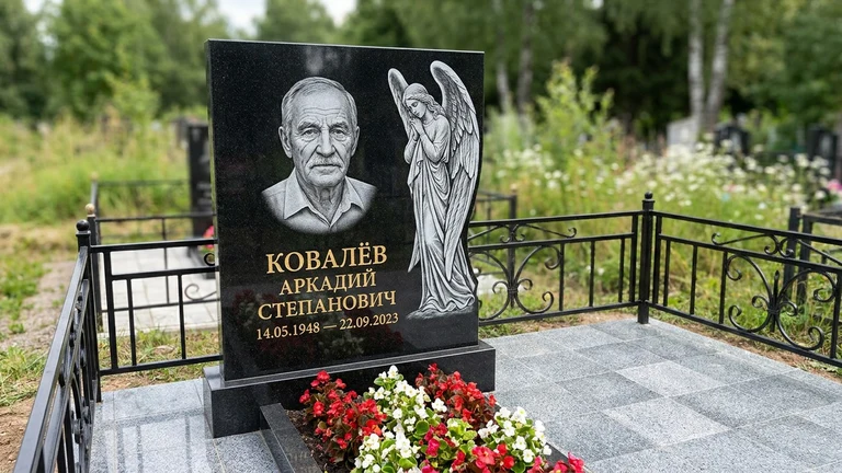 Гравировка ангела на памятник в Новосибирске — памятник из чёрного гранита с гравировкой