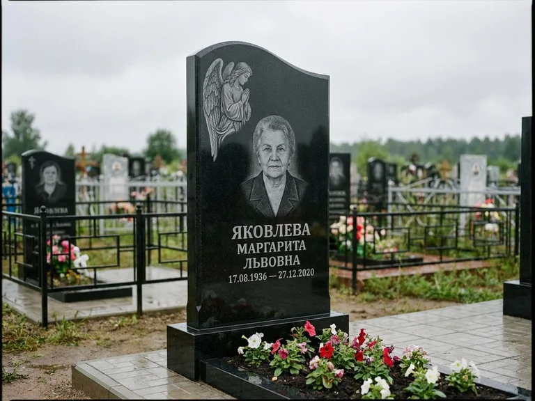 Памятник с гравировкой ангела — гравировка молящегося ангела в верхней части стелы, работа «Яковлева» в Новосибирске