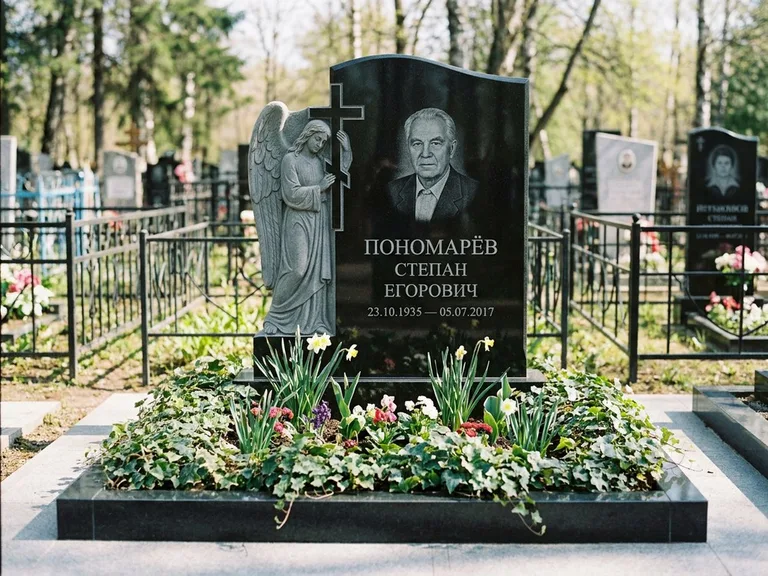Памятник с гравировкой ангела — гравировка ангела с крестом рядом с эпитафией, работа «Пономарёв» в Новосибирске