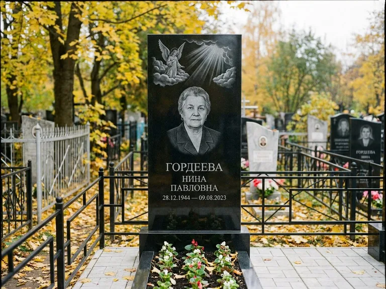 Памятник с гравировкой ангела — гравировка ангела в облаках с лучами над портретом, работа «Гордеева» в Новосибирске
