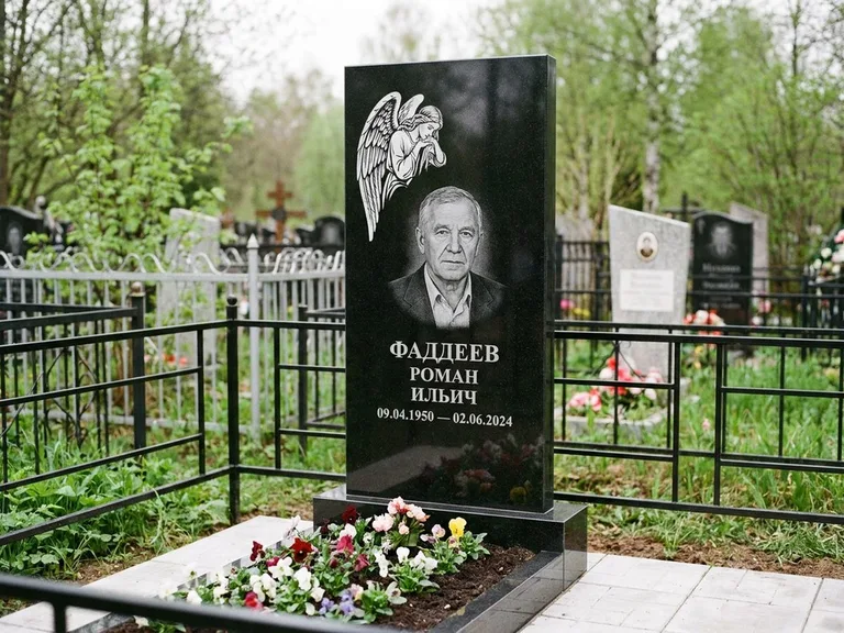 Памятник с гравировкой ангела — белая гравировка скорбящего ангела над портретом, работа «Фаддеев» в Новосибирске