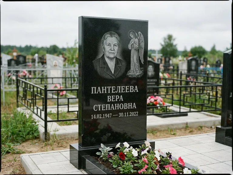 Памятник с гравировкой ангела — гравировка ангела-хранителя сбоку от портрета, работа «Пантелеева» в Новосибирске