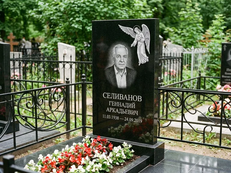 Памятник с гравировкой ангела — белая гравировка скорбящего ангела над портретом, работа «Селиванов» в Новосибирске