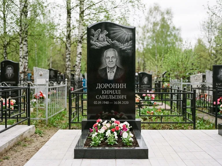 Памятник с гравировкой ангела — гравировка ангела в облаках с лучами над портретом, работа «Доронин» в Новосибирске