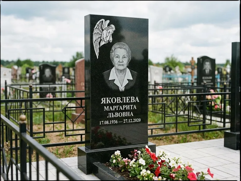 Памятник с гравировкой ангела — белая гравировка скорбящего ангела над портретом, работа «Яковлева» в Новосибирске