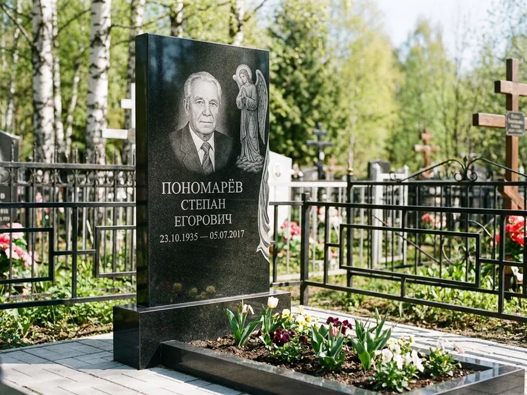 Памятник с гравировкой ангела — гравировка ангела-хранителя сбоку от портрета, работа «Пономарёв» в Новосибирске