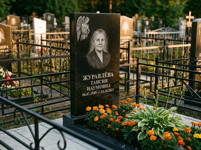 Памятник с гравировкой ангела — гравировка молящегося ангела в верхней части стелы, работа «Журавлёва» в Новосибирске