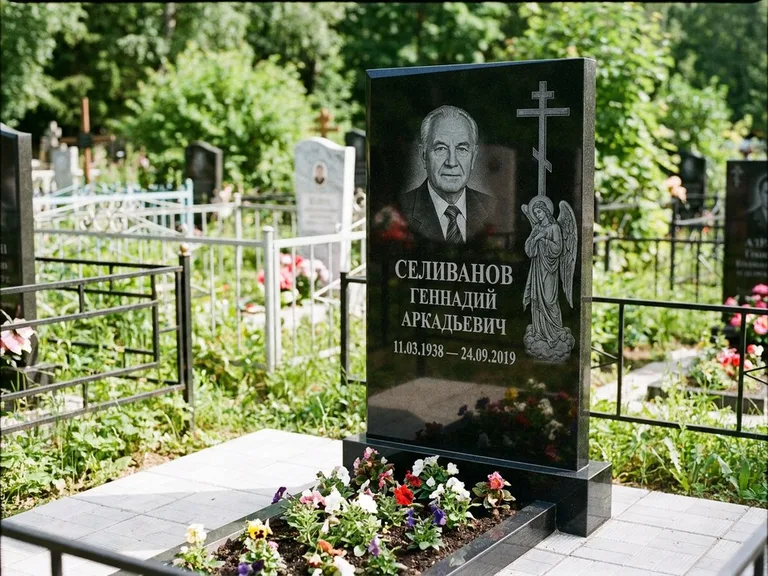 Памятник с гравировкой ангела — гравировка ангела с крестом рядом с эпитафией, работа «Селиванов» в Новосибирске