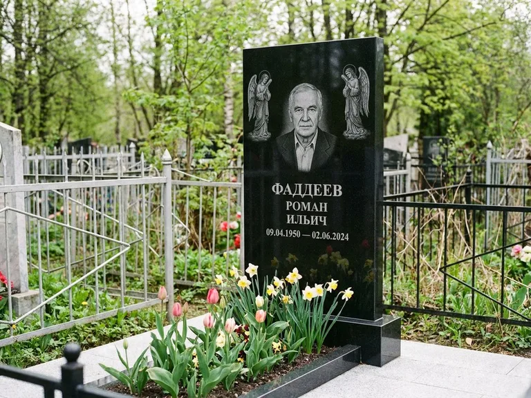 Памятник с гравировкой ангела — гравировка двух ангелов по сторонам портрета, работа «Фаддеев» в Новосибирске