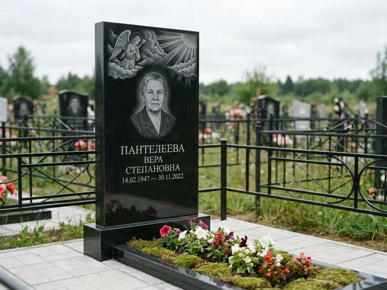 Памятник с гравировкой ангела — гравировка ангела в облаках с лучами над портретом, работа «Пантелеева» в Новосибирске