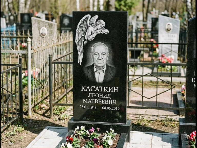 Памятник с гравировкой ангела — белая гравировка скорбящего ангела над портретом, работа «Касаткин» в Новосибирске