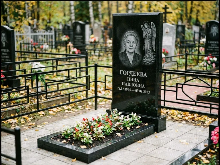 Памятник с гравировкой ангела — гравировка ангела-хранителя сбоку от портрета, работа «Гордеева» в Новосибирске