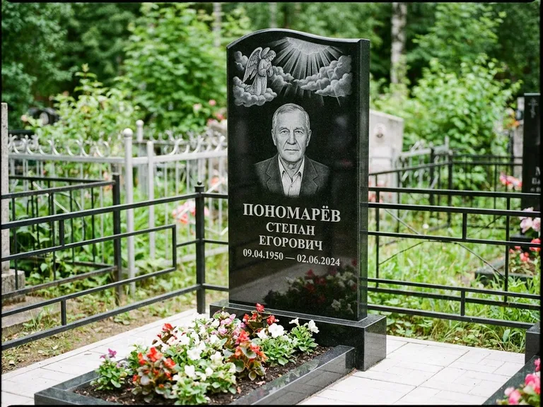 Памятник с гравировкой ангела — гравировка ангела-хранителя сбоку от портрета, работа «Лобанова» в Новосибирске