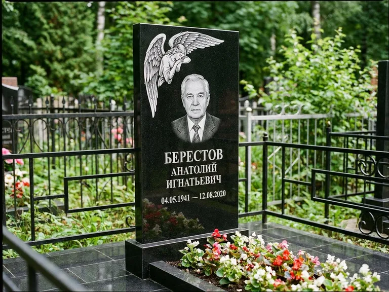 Памятник с гравировкой ангела — гравировка молящегося ангела в верхней части стелы, работа «Свиридов» в Новосибирске