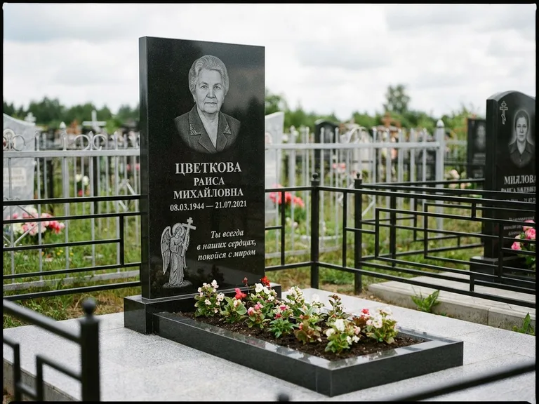 Памятник с гравировкой ангела — гравировка двух ангелов по сторонам портрета, работа «Яковлева» в Новосибирске