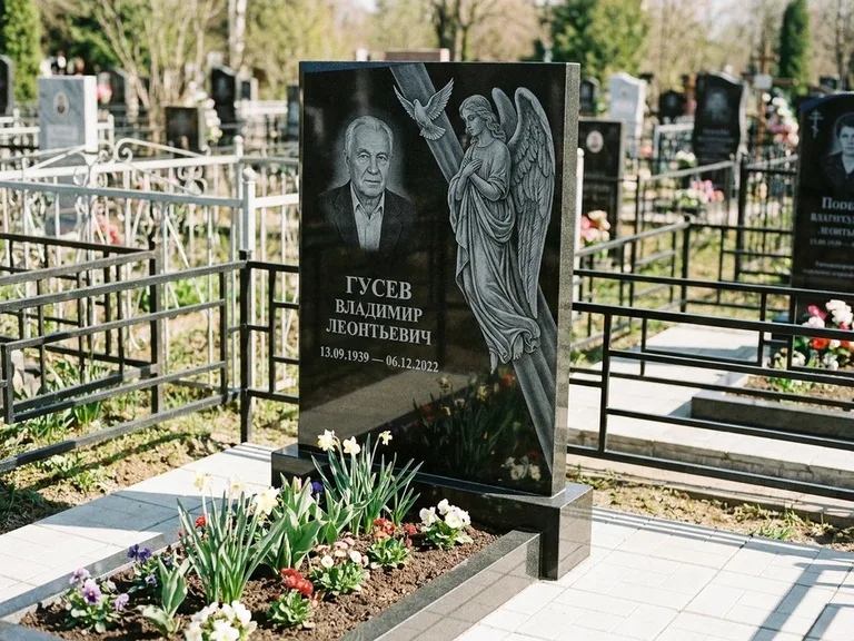 Памятник с гравировкой ангела — гравировка ангела в облаках с лучами над портретом, работа «Пономарёв» в Новосибирске