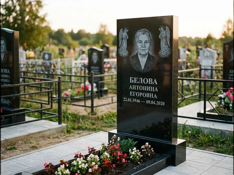 Памятник с гравировкой ангела — белая гравировка скорбящего ангела над портретом, работа «Журавлёва» в Новосибирске