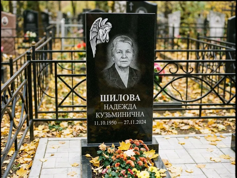 Памятник с гравировкой ангела — гравировка молящегося ангела в верхней части стелы, работа «Гордеева» в Новосибирске