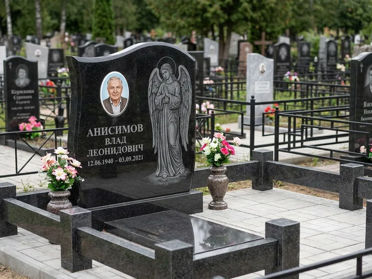 Памятник с гравировкой ангела — белая гравировка скорбящего ангела над портретом, работа «Свиридов» в Новосибирске