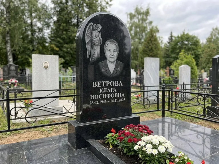 Памятник с гравировкой ангела — гравировка ангела-хранителя сбоку от портрета, работа «Игнатова» в Новосибирске