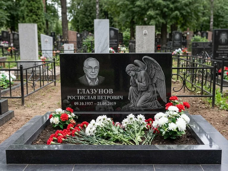 Памятник с гравировкой ангела — гравировка молящегося ангела в верхней части стелы, работа «Доронин» в Новосибирске