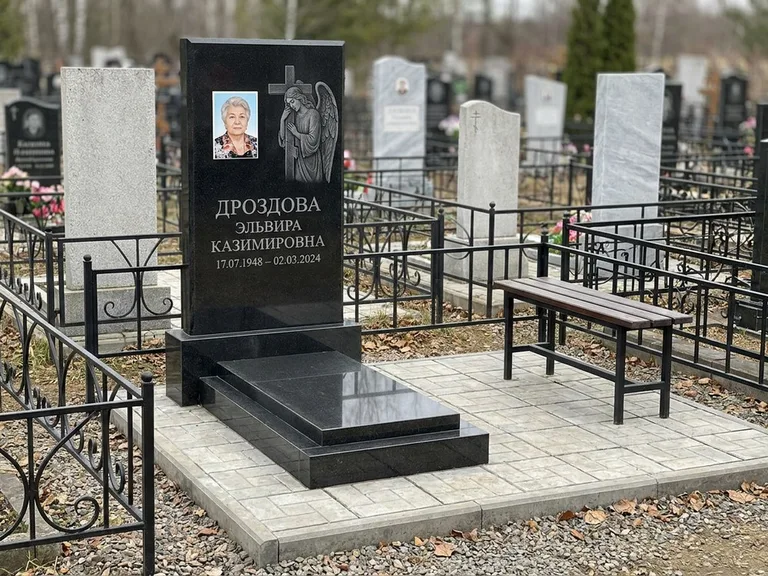 Памятник с гравировкой ангела — гравировка ангела с крестом рядом с эпитафией, работа «Яковлева» в Новосибирске