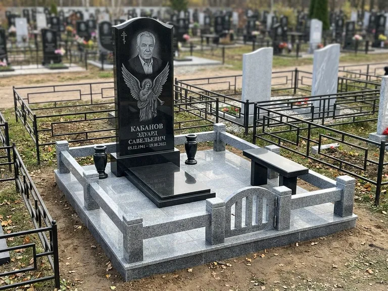 Памятник с гравировкой ангела — гравировка ангела с голубем по диагонали стелы, работа «Пономарёв» в Новосибирске