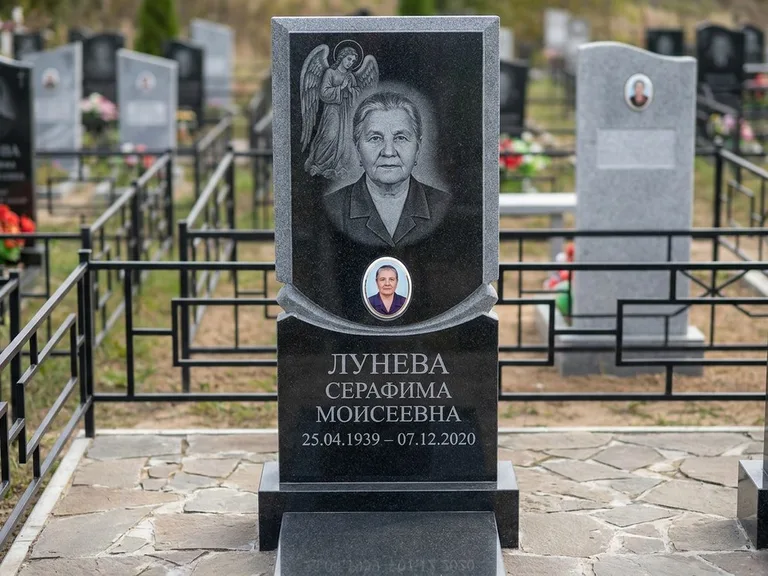 Памятник с гравировкой ангела — гравировка двух ангелов по сторонам портрета, работа «Журавлёва» в Новосибирске