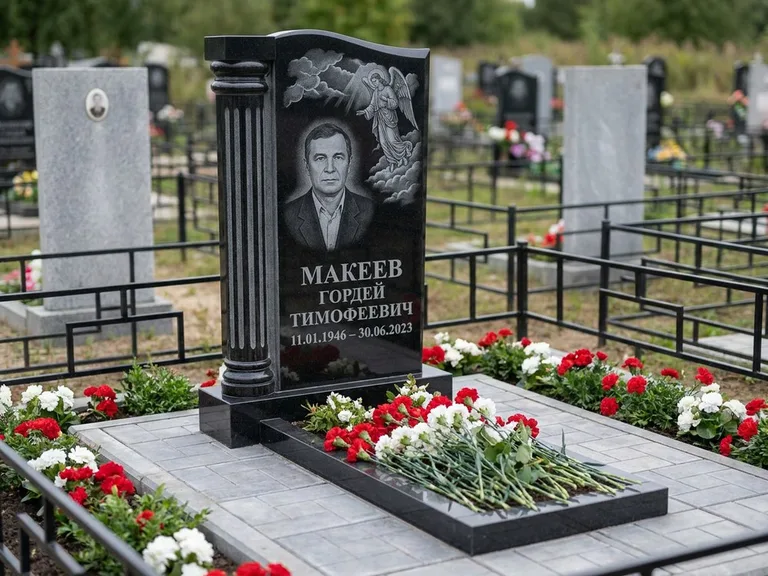 Памятник с гравировкой ангела — гравировка ангела в облаках с лучами над портретом, работа «Селиванов» в Новосибирске