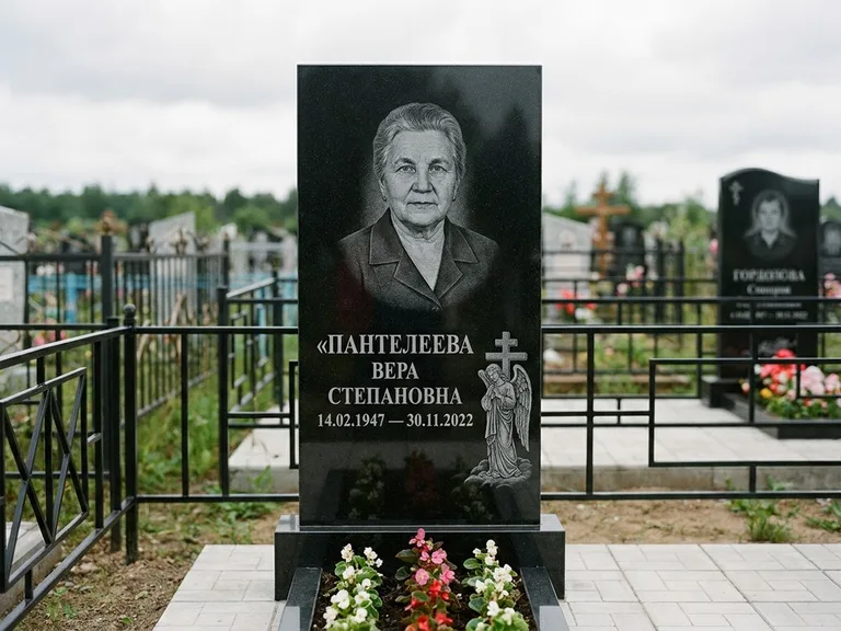 Памятник с гравировкой ангела — гравировка ангела с крестом рядом с эпитафией, работа «Пантелеева» в Новосибирске