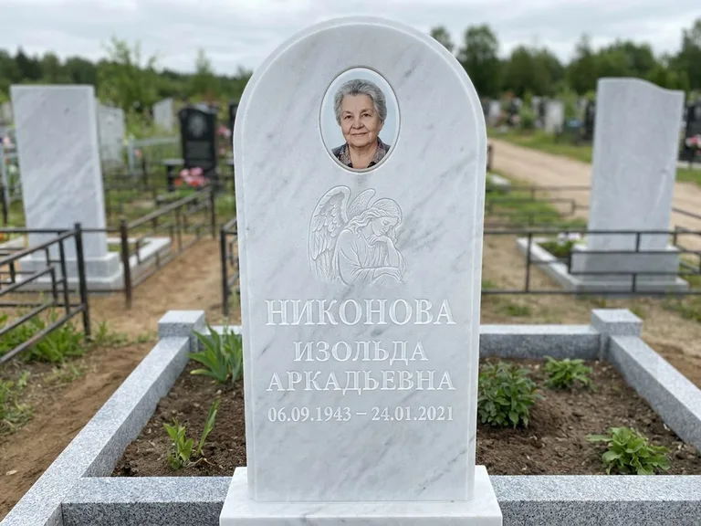 Памятник с гравировкой ангела — белая гравировка скорбящего ангела над портретом, работа «Гордеева» в Новосибирске