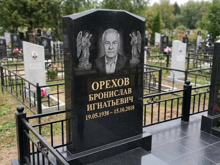 Памятник с гравировкой ангела — гравировка ангела-хранителя сбоку от портрета, работа «Фаддеев» в Новосибирске