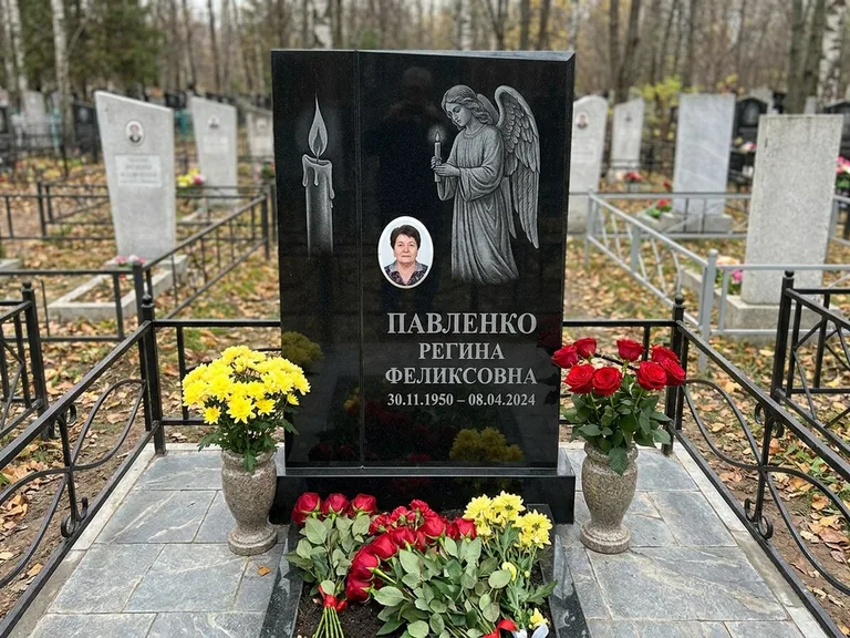 Памятник с гравировкой ангела — гравировка молящегося ангела в верхней части стелы, работа «Пантелеева» в Новосибирске