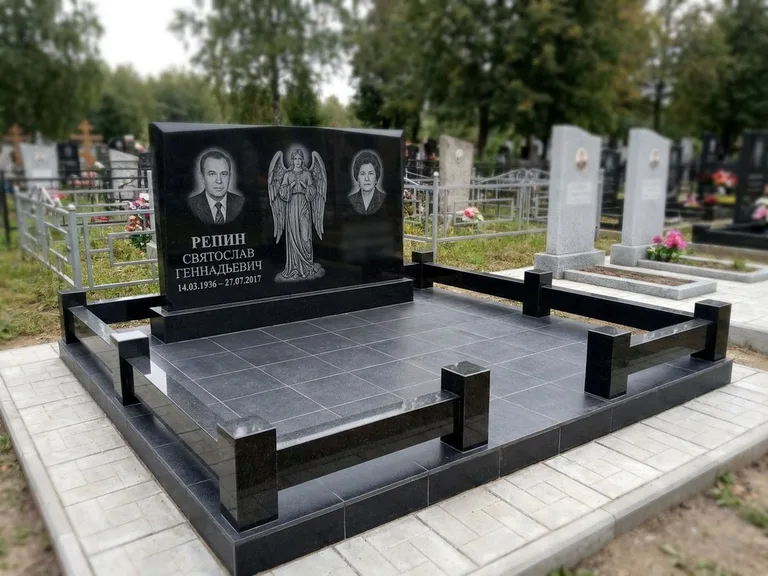 Памятник с гравировкой ангела — гравировка ангела с крестом рядом с эпитафией, работа «Касаткин» в Новосибирске