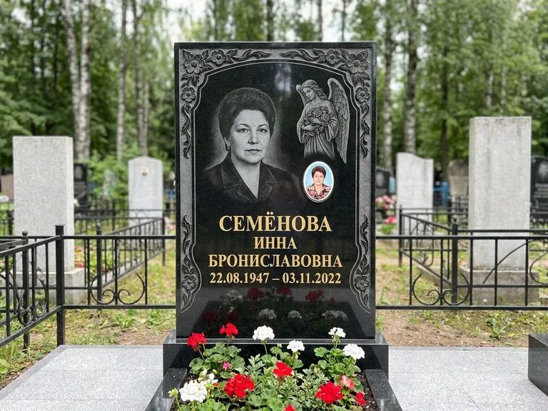 Памятник с гравировкой ангела — гравировка ангела с голубем по диагонали стелы, работа «Лобанова» в Новосибирске